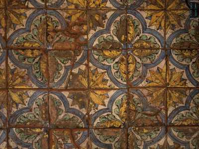 ...saltano all�occhio le maioliche policrome del 1720, che un tempo ricoprivano tutto il pavimento della navata